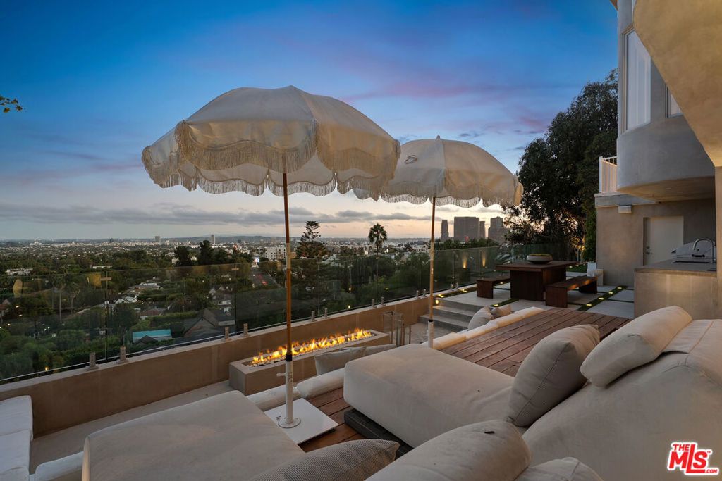 Photo of 7882 Fareholm Drive, Los Angeles, CA 90046 (MLS # 25591015)