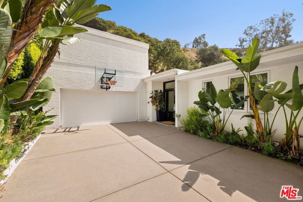 Photo of 2060 N Beverly Drive, Beverly Hills, CA 90210 (MLS # 26670073)