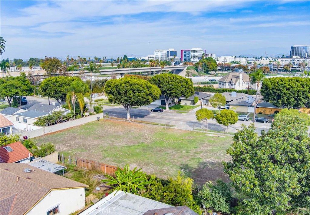 2828 N Flower Street