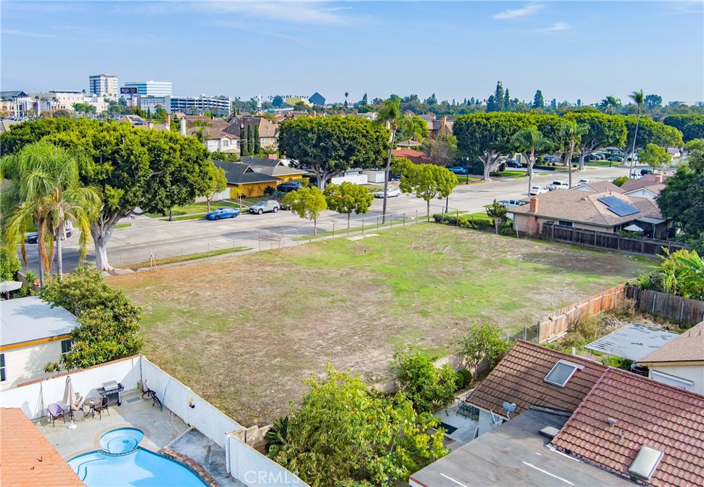 2828 N Flower Street