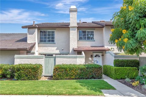 Photo of 17 Oxford #28, Irvine, CA 92612 (MLS # OC25229167)