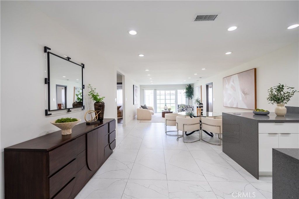 Photo of 14715 Archwood Street, Van Nuys, CA 91405 (MLS # SR25176730)