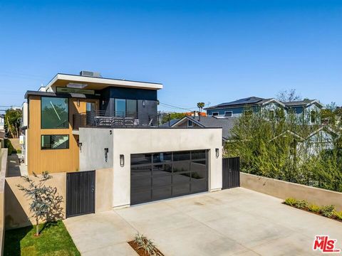 Photo of 4266 Grand View Boulevard, Los Angeles, CA 90066 (MLS # 26830217)