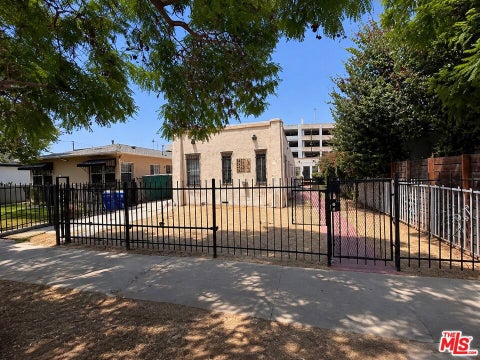 Photo of 3427 S Bronson Avenue, Los Angeles, CA 90018 (MLS # 26893901)