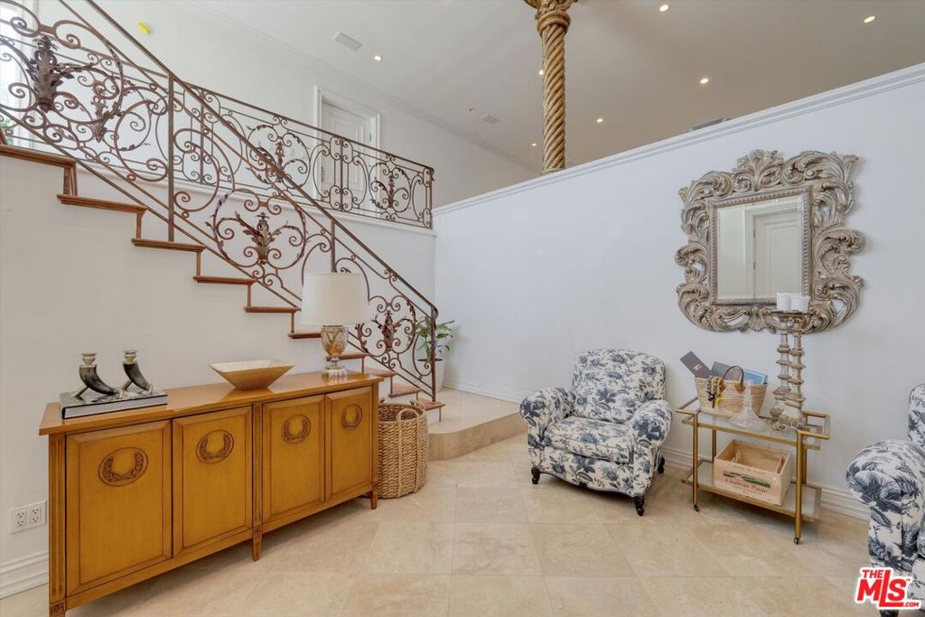 Incredible opportunity to lease a luxury loft-style home in a coveted Beverly Hills location. Features include: high ceilings, luxury remodeled bath, plenty of closet space, and room for entertaining. Available fully furnished (or unfurnished if preferred). Please note, this residence is one of 2 homes on the property.