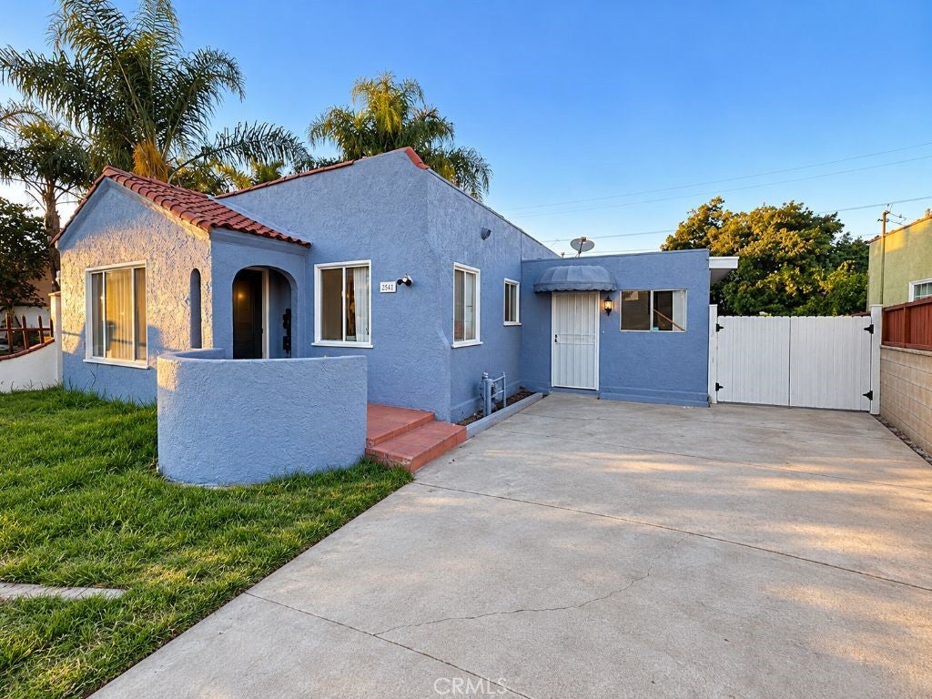 2541 E Adams