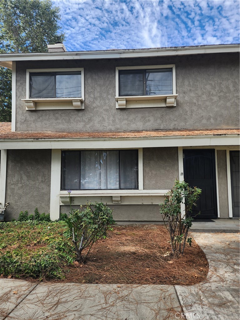 Very nice unit, ready to move in, close to shopping center, close to 10 Fwy.