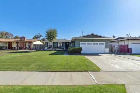 Photo of 1350 Cherokee Drive, Salinas, CA 93906 (MLS # ML82046436)