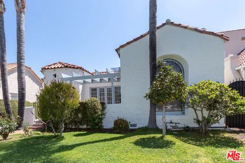 Photo of 146 N Citrus Avenue, Los Angeles, CA 90036 (MLS # 26635889)