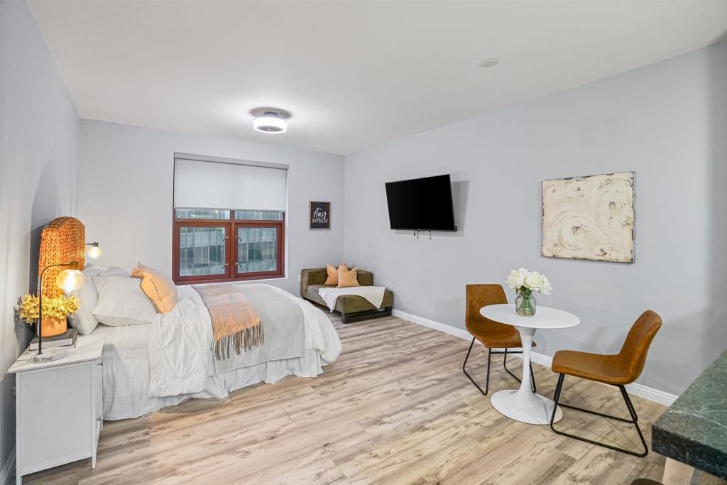 listing image 130728239245944465075