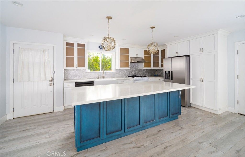 Photo of 22149 Victory Boulevard, Woodland Hills, CA 91303 (MLS # SR25221986)