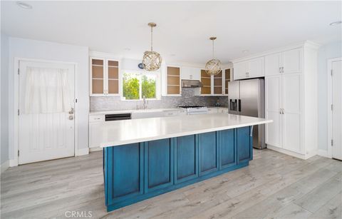 Photo of 22149 Victory Boulevard, Woodland Hills, CA 91303 (MLS # SR25221986) Photo of 22149 Victory Boulevard, Woodland Hills, CA 91303 (MLS # SR25221986)