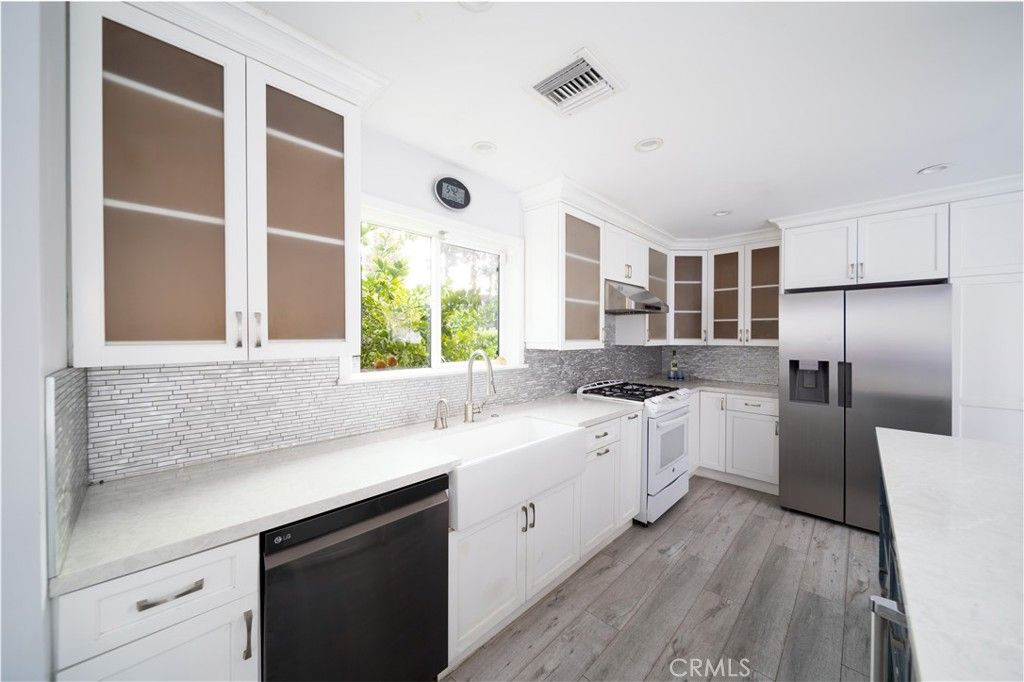 Photo of 22149 Victory Boulevard, Woodland Hills, CA 91303 (MLS # SR25221986)