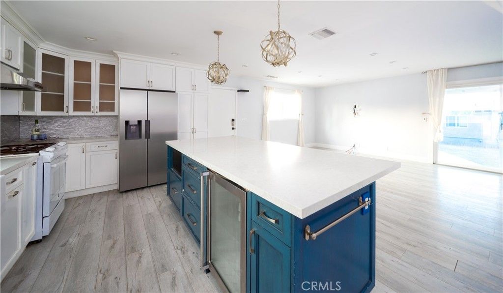 Photo of 22149 Victory Boulevard, Woodland Hills, CA 91303 (MLS # SR25221986)