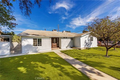 Photo of 5202 Woodman Avenue, Sherman Oaks, CA 91401 (MLS # SR26025903)
