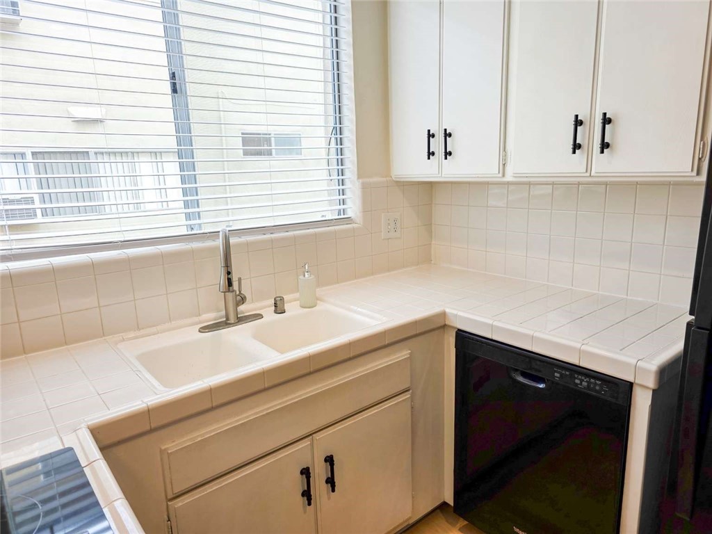 5429 Newcastle Avenue 211