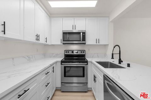 Photo of 435 S Virgil Avenue #228, Los Angeles, CA 90020 (MLS # 26666205)