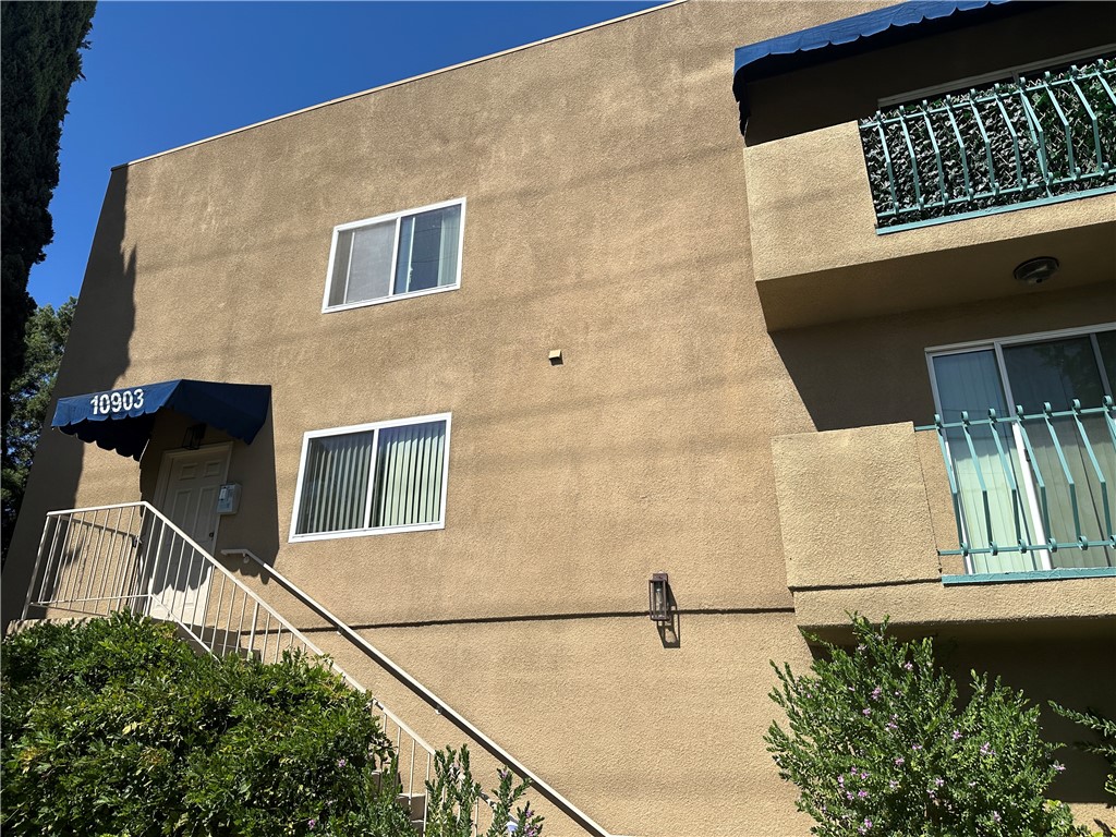 Beautiful 1 Bedroom + Loft Apartment in Prime North Hollywood
Welcome to this bright and spacious one-bedroom, one-bathroom unit with a versatile loft, located in a highly desirable area of North Hollywood. This home features central air conditioning and heat, two private balconies—one off the living room and one off the bedroom—and plenty of natural light throughout. The property offers gated parking with two tandem spaces and convenient on-site laundry facilities. Excellent location close to shops, restaurants, entertainment, and major freeways. A wonderful opportunity to live in comfort and style in one of the Valley’s most sought-after neighborhoods!