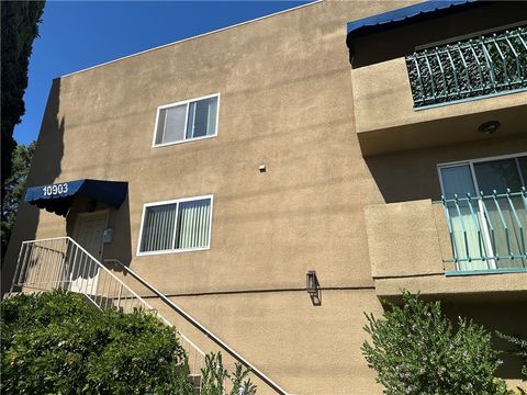 Photo of 10903 Camarillo St, North Hollywood, CA 91602 (MLS # GD25244590)
