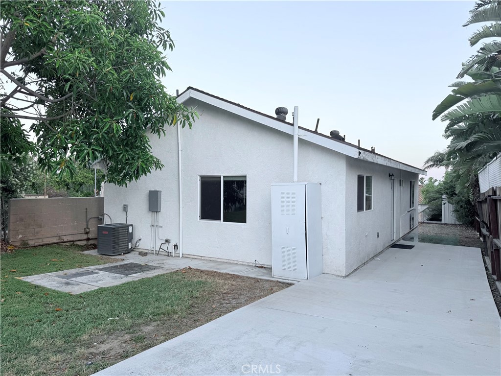 2020 new construction home in the great area of Upland. This home features 2 bedrooms and 2 baths. Lots of off-street parking and located in a great school district. Quiet friendly neighborhood. This is a ADU house with curb appeal, and a spacious huge land: long drive way and front yard and big private back yard. washer and dryer hookup provided but No washer, dryer or refrigerator provided.