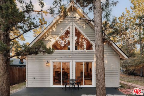 Photo of 630 Victoria Lane, Sugarloaf, CA 92386 (MLS # 25629189)