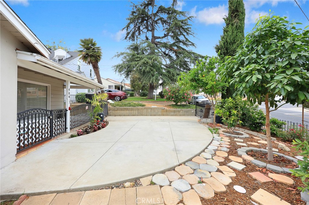 406 E Graves Avenue