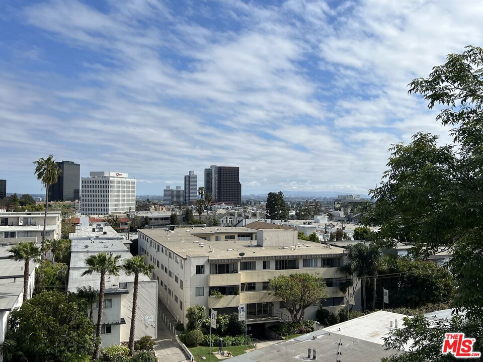 Properties 3 622 S Barrington Avenue 504
