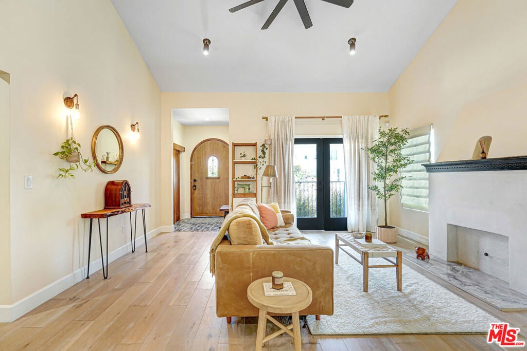 2823 S Bronson Avenue, Los Angeles CA 90018