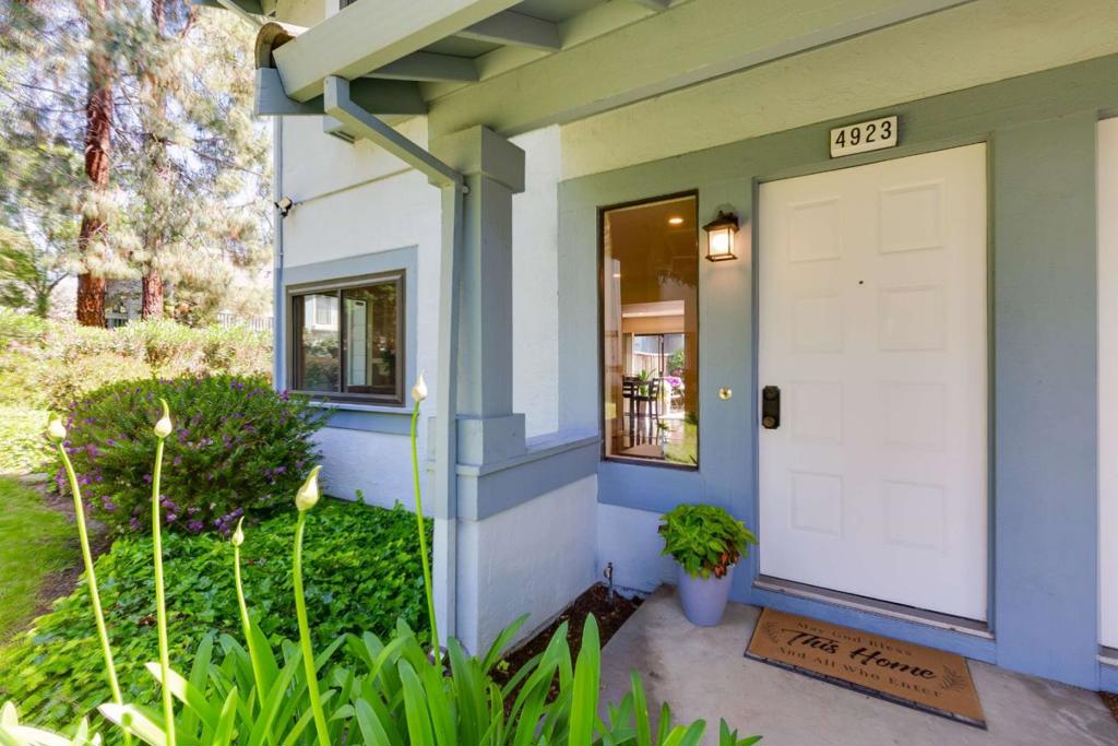 4923 Iris Terrace