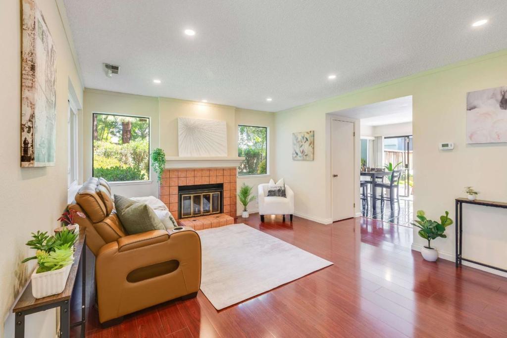 4923 Iris Terrace