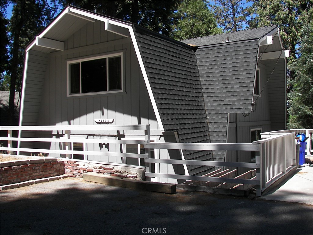 Level Parking with level entry. Easy access from main plowed road in San Moritz area. Full remodel, new carpets, stove, sink and faucet. New paint inside and outside. Plenty of room to run a business from home. Tri level all with decking and full bath. Street to street lot.