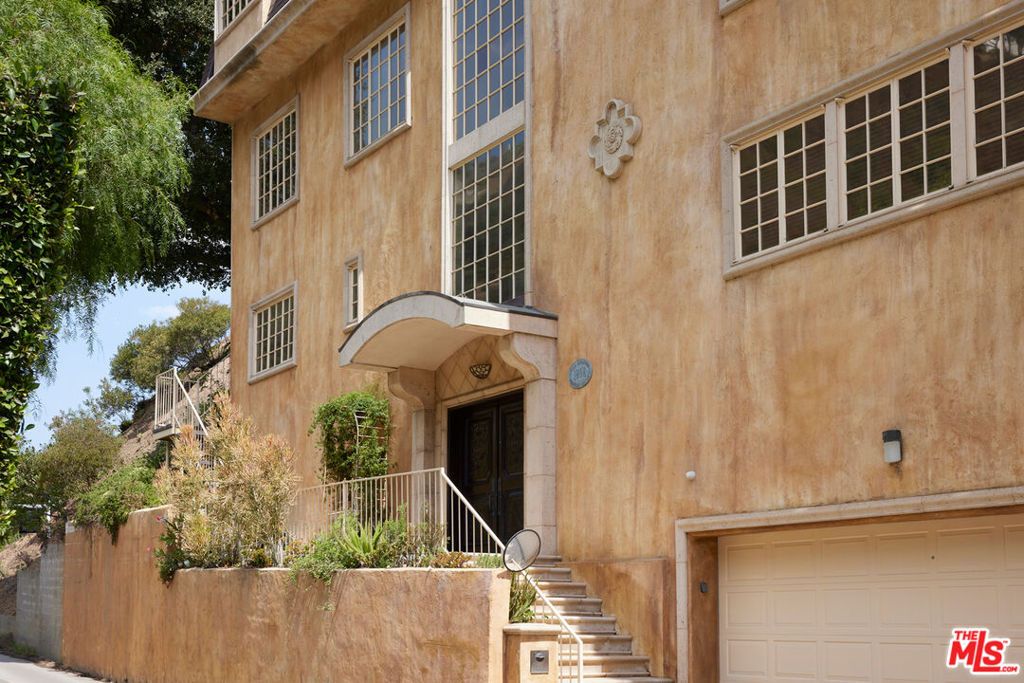 Photo of 1808 Franklin Canyon Drive, Beverly Hills, CA 90210 (MLS # 25597667)