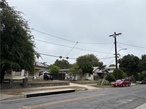 Photo of 401 N Chester Avenue, Pasadena, CA 91106 (MLS # AR26099771)