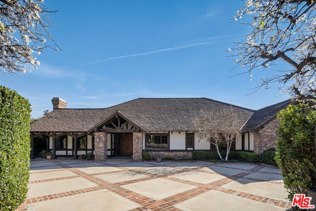 Photo of 274 N Saltair Avenue, Los Angeles, CA 90049 (MLS # 26637947)