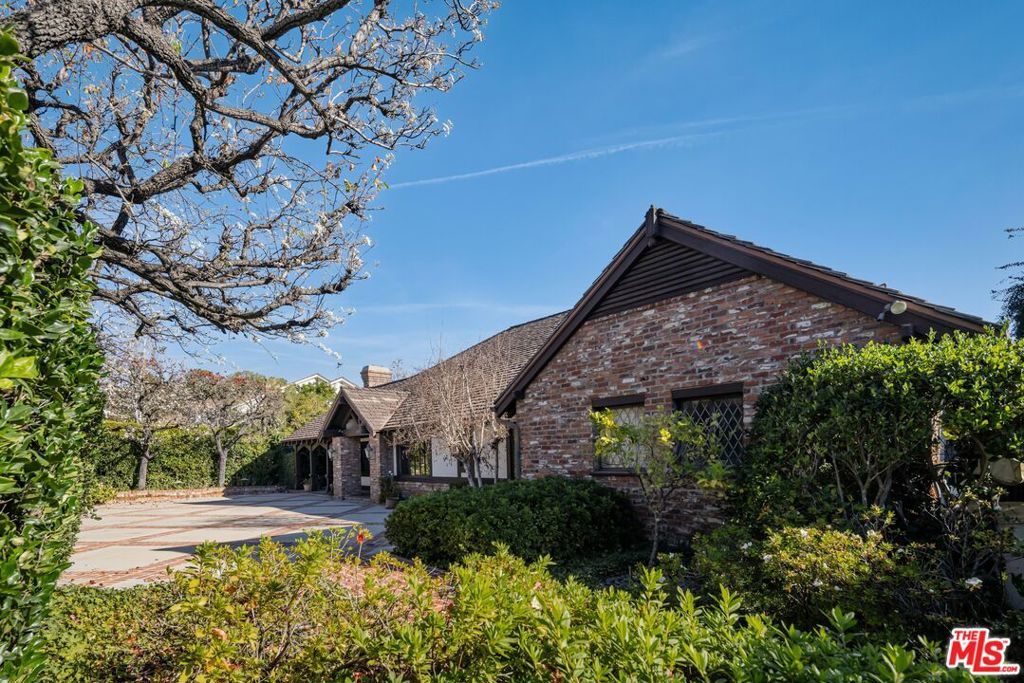 Photo of 274 N Saltair Avenue, Los Angeles, CA 90049 (MLS # 26637947)