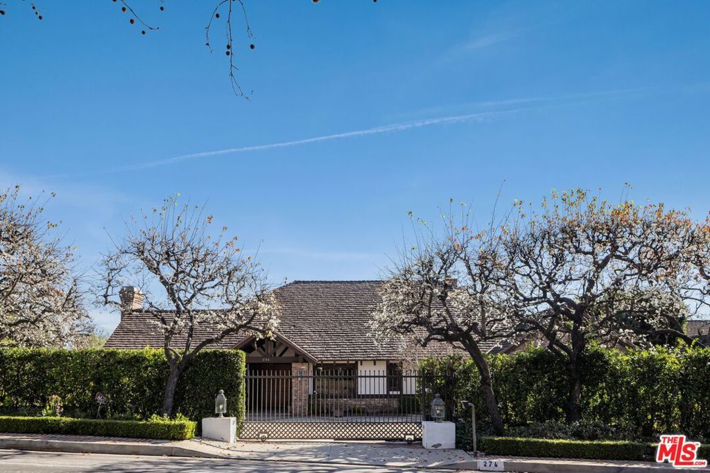 Photo of 274 N Saltair Avenue, Los Angeles, CA 90049 (MLS # 26637947)