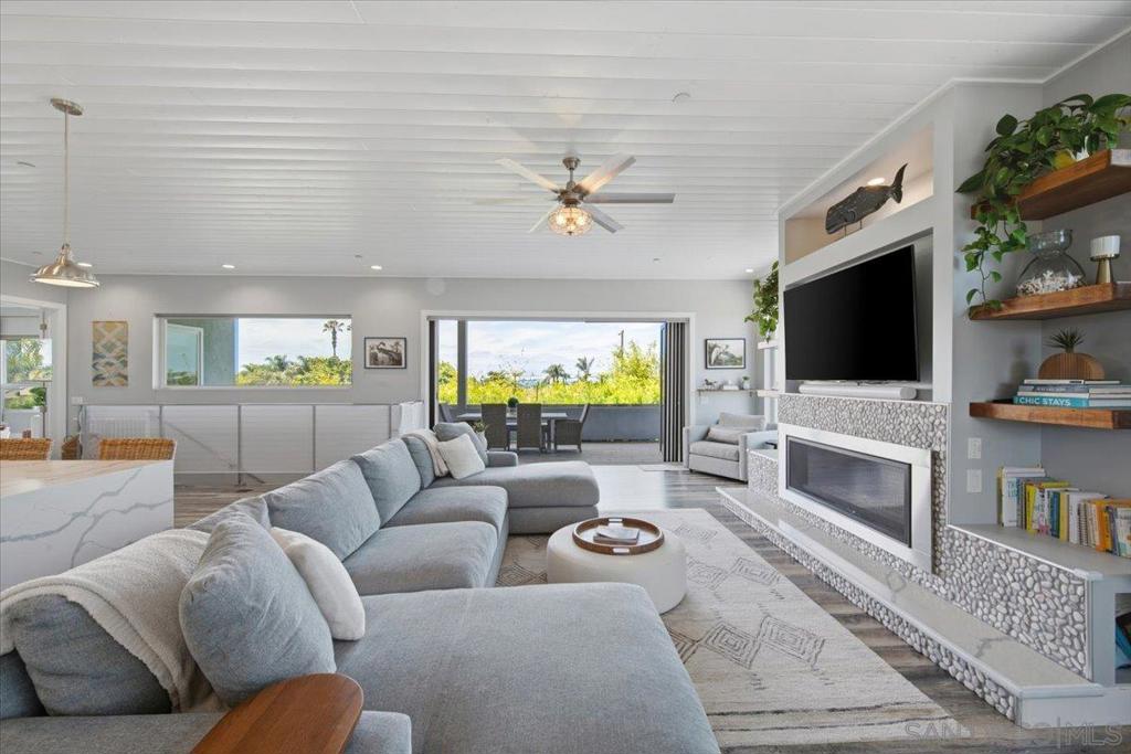 2743 Mesa Dr