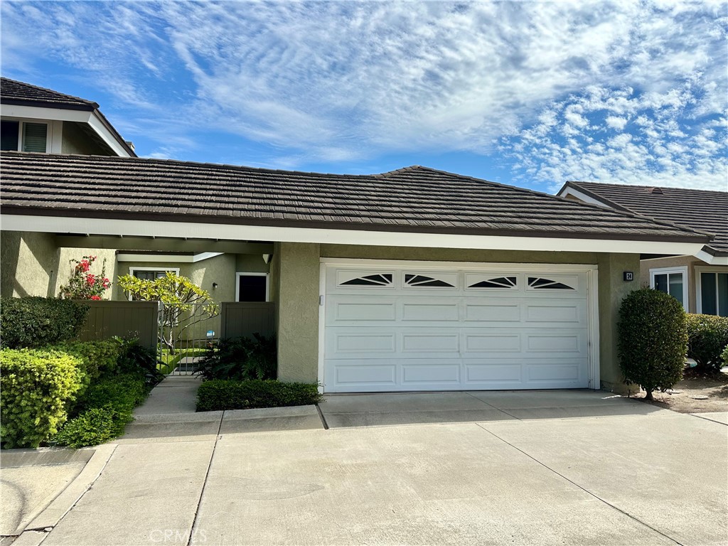 Opportunity Knocks in Irvine – Single-Level Home Near Woodbridge’s North Lake!!
Step through the enclosed front patio into a spacious dining and living area featuring a mirrored fireplace. The home offers a standard galley kitchen and a primary bedroom suite with direct access to the backyard—perfect for indoor-outdoor living.
Enjoy all that Woodbridge has to offer, including two lakes, multiple pools, tennis courts, walking trails, and parks. Benefit from award-winning Irvine Unified Schools: Eastshore Elementary, Lakeside Middle, and Woodbridge High.
Centrally located near the 405 & 5 freeways, Irvine Spectrum, shopping centers, Irvine Valley College, UCI, and more!