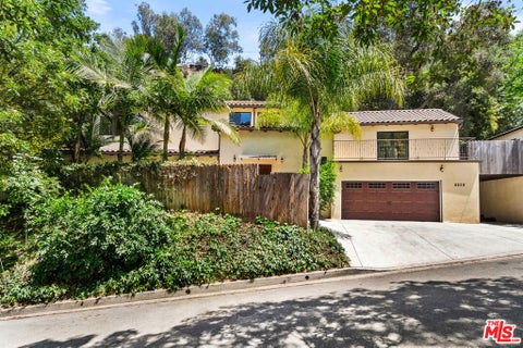 Photo of 8836 Wonderland Avenue, Los Angeles, CA 90046 (MLS # 26860137)