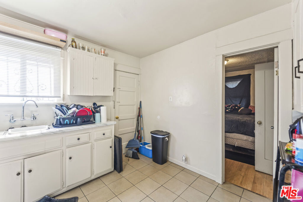 1253 E 76th Place