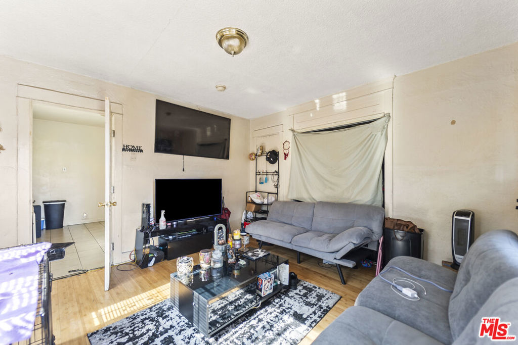 1253 E 76th Place