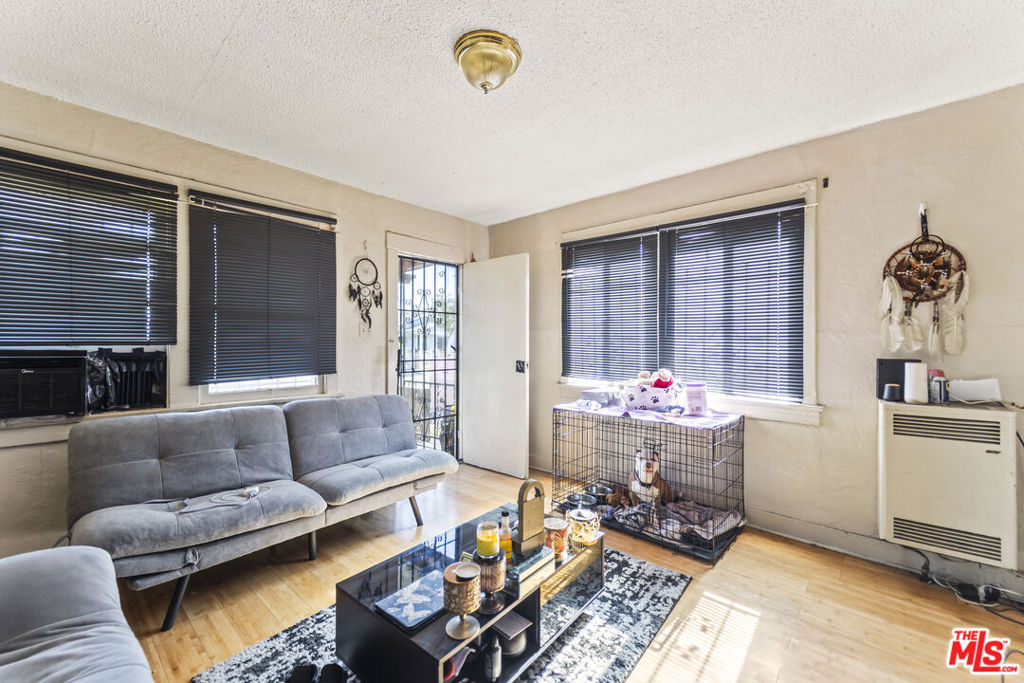 1253 E 76th Place
