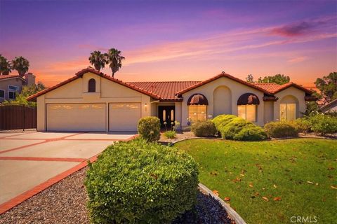 Photo of 165 Cottonwood Avenue, Riverside, CA 92506 (MLS # IV26126503)