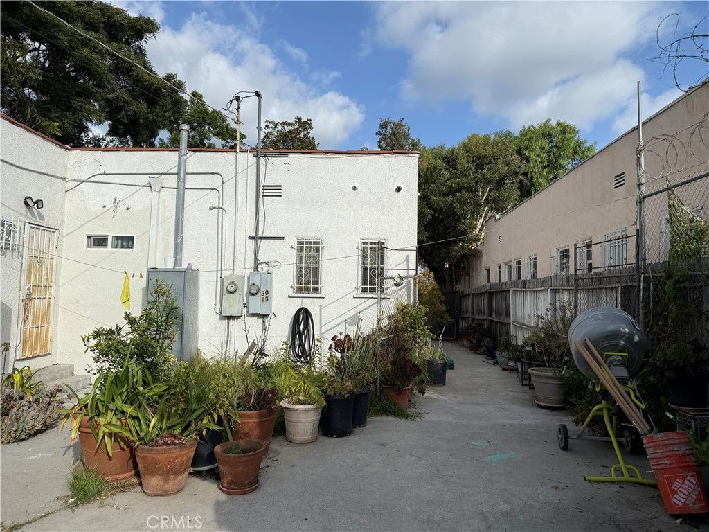 Photo of 3011 S Rimpau Boulevard, Los Angeles, CA 90016 (MLS # IG25242329)