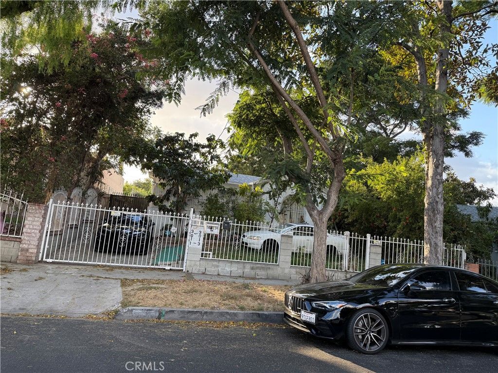 Photo of 3011 S Rimpau Boulevard, Los Angeles, CA 90016 (MLS # IG25242329)