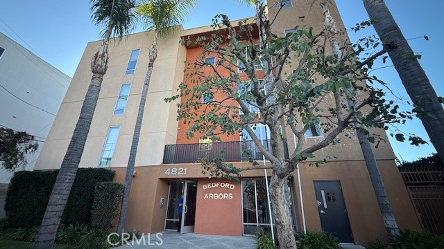 4821 Bakman Avenue 206