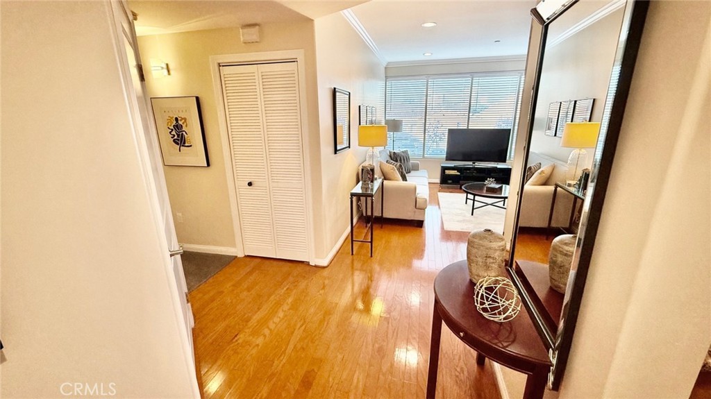 4821 Bakman Avenue 206