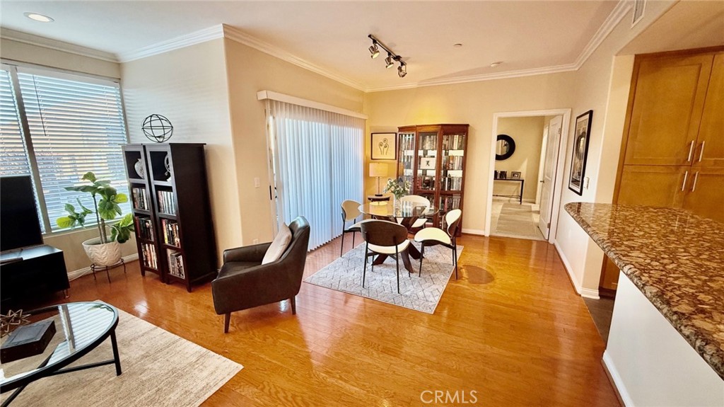 4821 Bakman Avenue 206