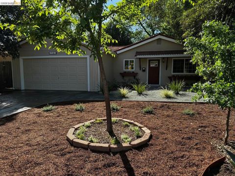 Photo of 1501 Madrone LN Ln, Davis, CA 95618 (MLS # 41128961)