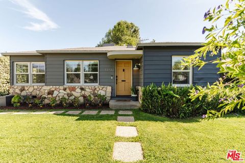 Photo of 13932 Hamlin Street, Valley Glen, CA 91401 (MLS # 26679967)